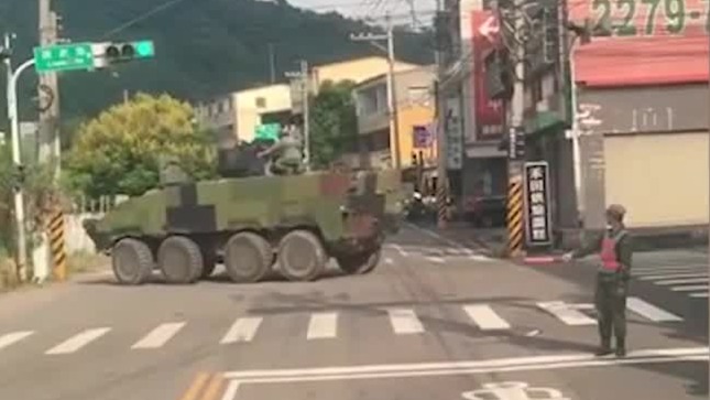 尴尬！台军驾驶装甲车在路口拐弯足足拐了两分钟 网友怒了